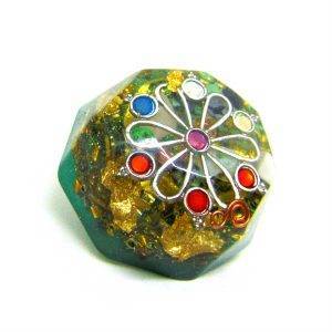 Orgonite énergétique demi-sphère à facette de poche Vert Fleur aux  7 chakras